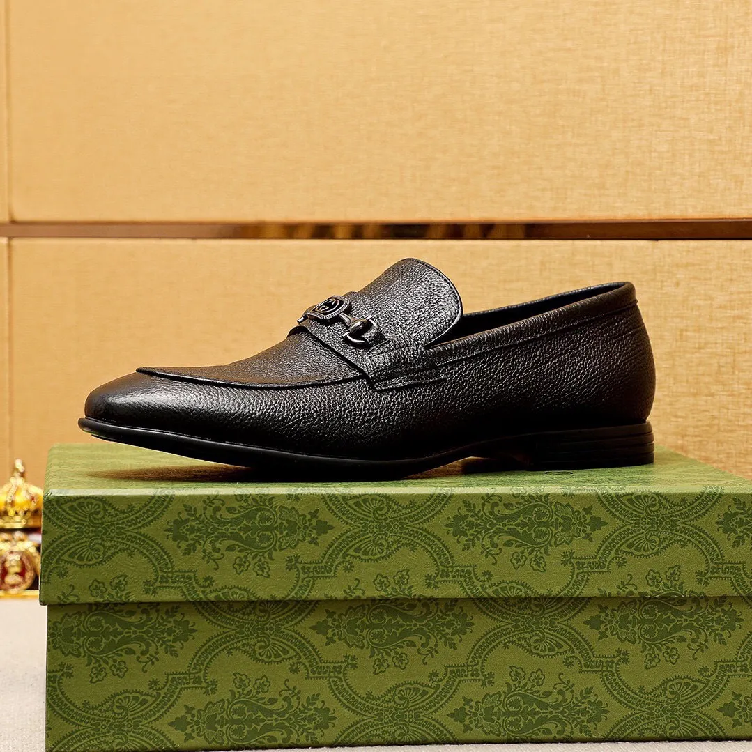 Men's shoes 💰460 💐 Product trademark: GUCCI "Gucci" casual leather shoes Regular size: 39-44 (38.45.46🉑️Customized) Product materials: Selected imported first-layer calfskin upper + luxury hardware buckle, imported cowhide leather lining. Strong three-dimensional visual effect, rubber outsole Color: 1⃣️color optional